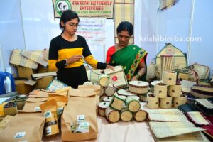 ಬಾಳೆ ನಾರಿನಿಂದ ಕರಕುಶಲ ವಸ್ತು:ಸ್ವದ್ಯೋಗ ಉದ್ಯಮಕ್ಕೆ ಆಸರೆಯಾಯಿತು ಬಾಳೆದಿಂಡು